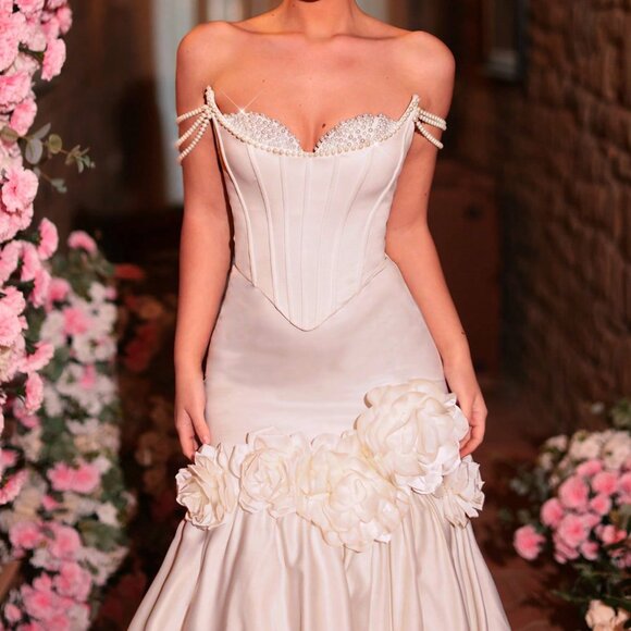 White Luxurious Women's Elegant Wedding Dress - Picture 6 of 6